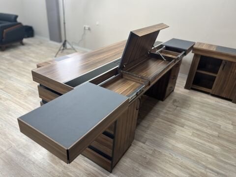 Akburo Baron Executive Office Set Modelle mit Chester Sitzgruppe