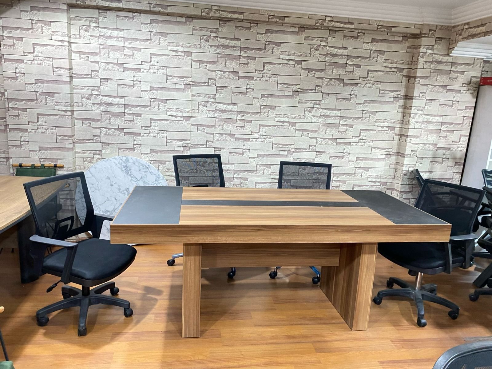 Akburo Ofis Baron Toplantı Masası Koltuklar Dahil Set