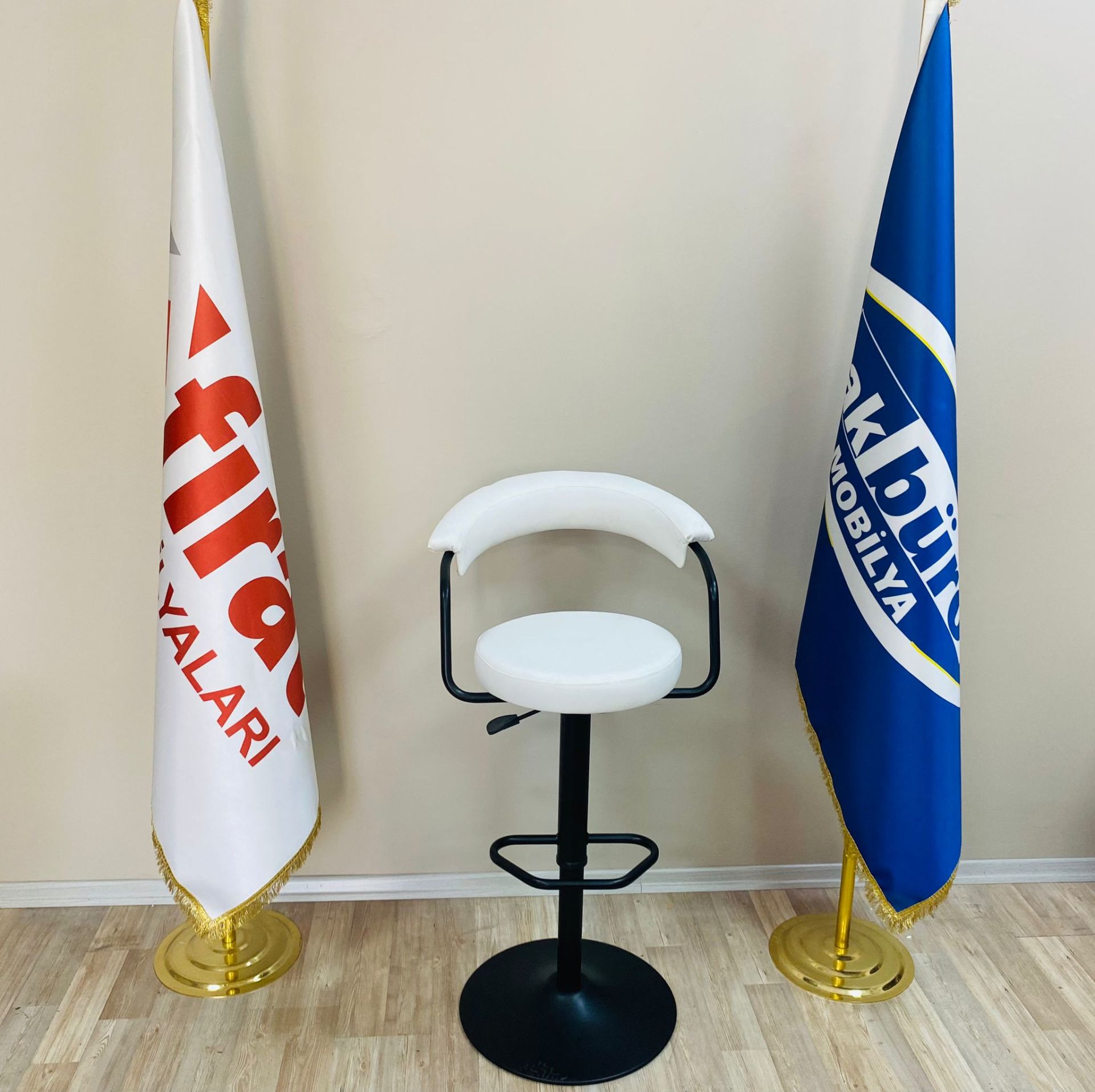Akburo Ofis Galleria Bar Sandalyesi Beyaz Siyah Ayak